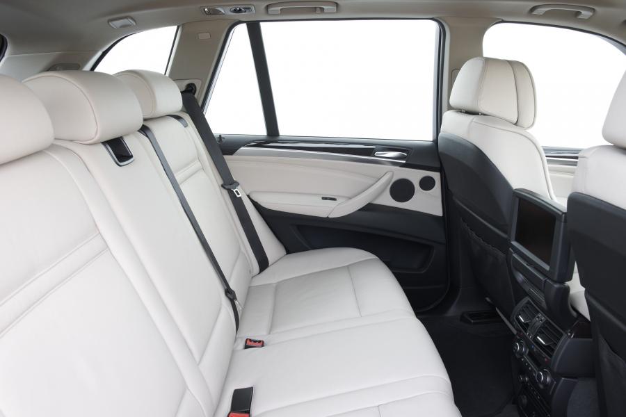  BMW X5 xDrive 5.0i 2010 года  (фото 2 из 142)